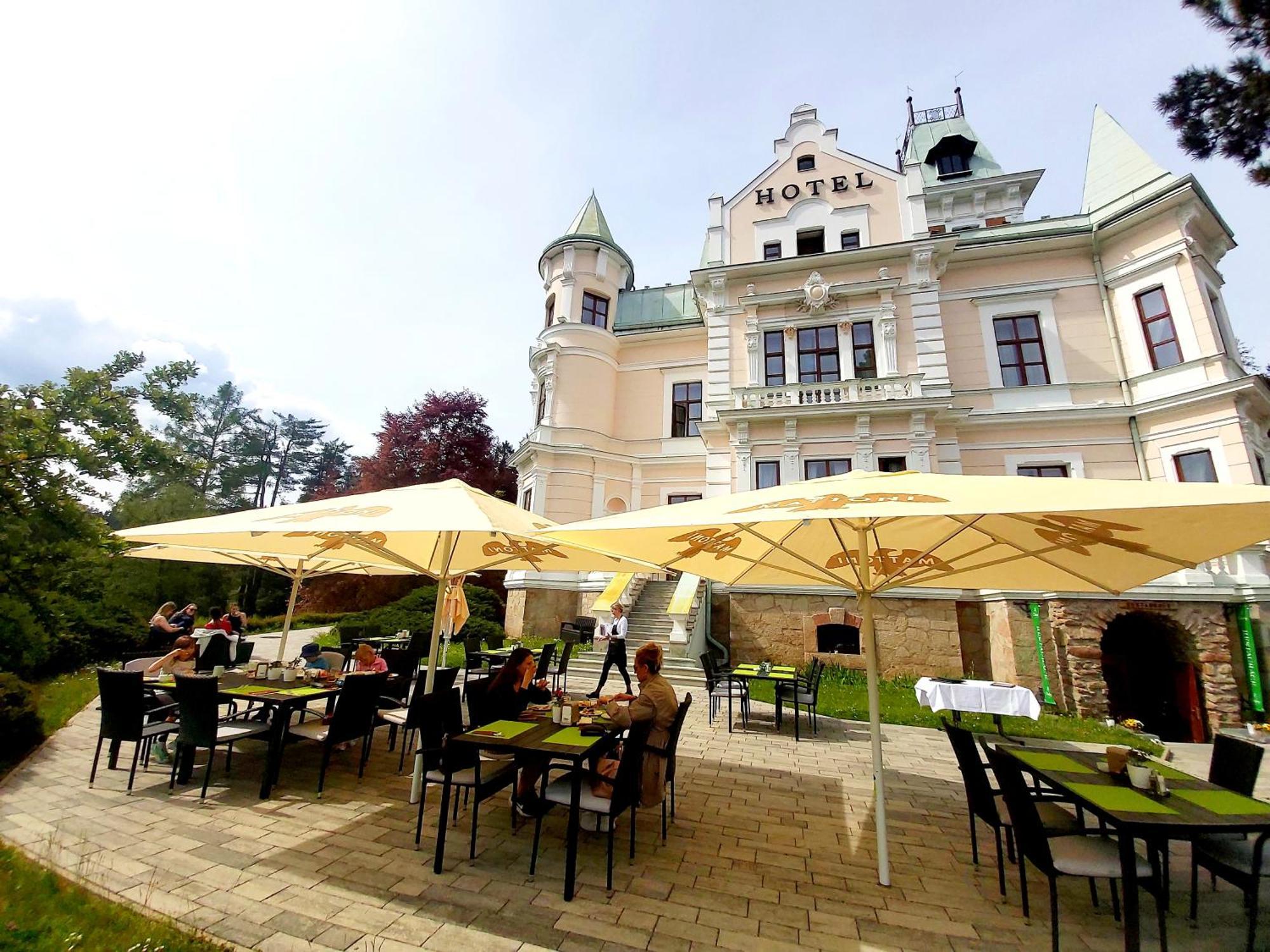 Hotel Chateau Cihelny Karlsbad Exteriör bild