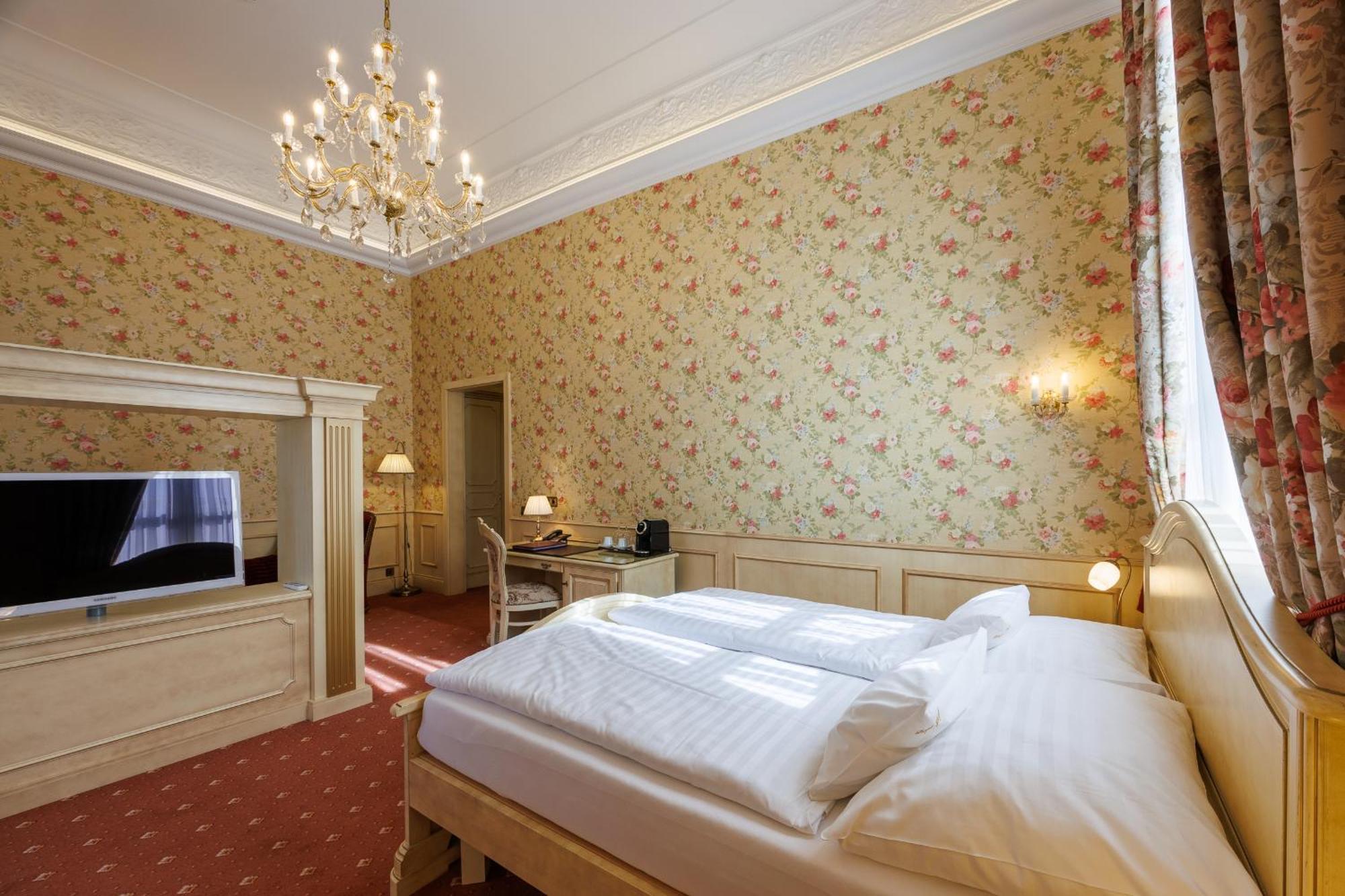Hotel Chateau Cihelny Karlsbad Exteriör bild